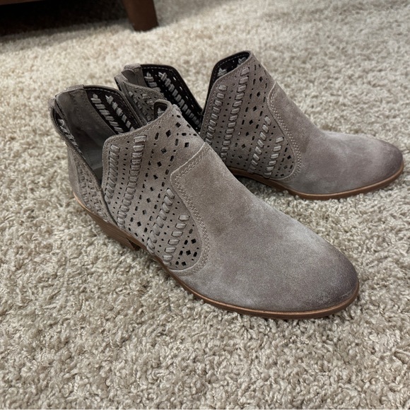 Vince Camuto Prasata Bootie, Taupe, Zipper Back, die cut, Size New